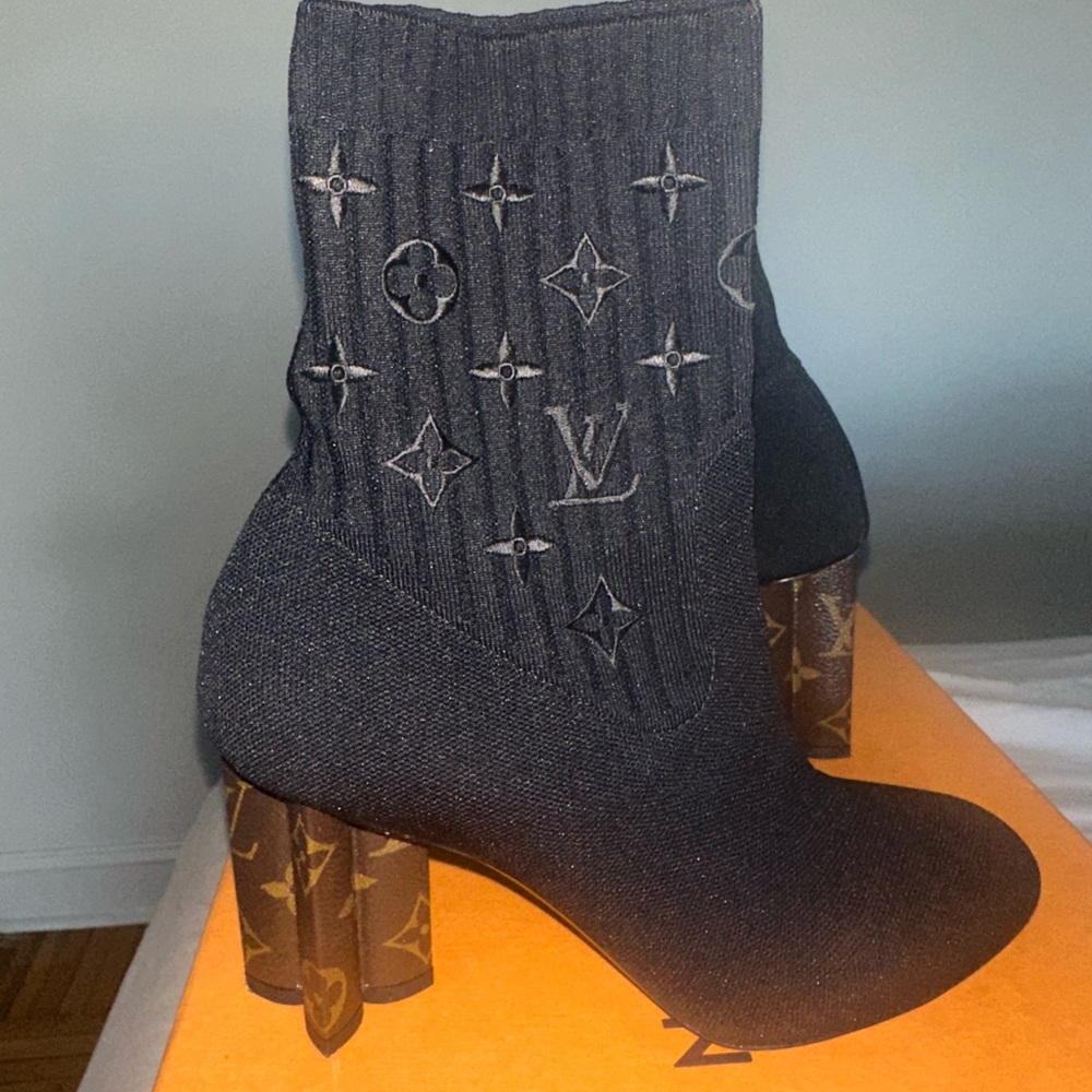 uis Vuitton
LV Monogram Embroidered Accent Sock Boots